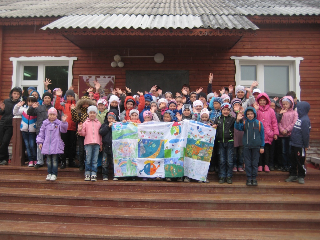 Учащиеся Угутской школы с флагом будущего Земли